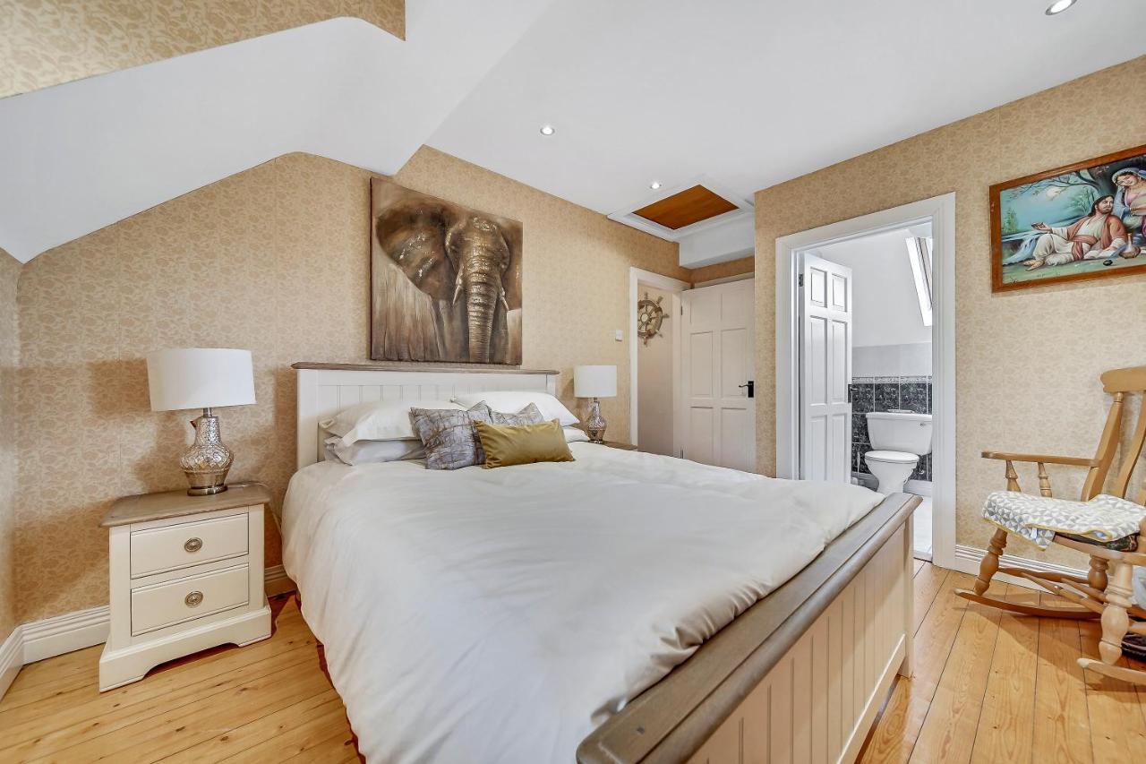 Holiday home Luxury With Games - Sleeps 10 *